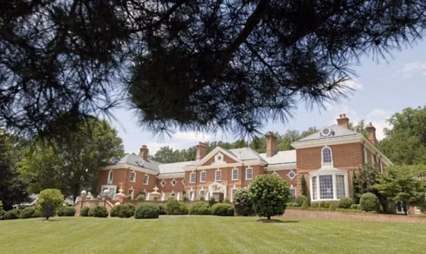 Dinh thự Albemarle (Charlottesville, Virginia): Trump mua Albemarle năm 2012 với giá 6,5 triệu USD. Khu biệt thự này rộng gần 2.500 m2, với vị trí đắc địa tại chân núi Blue Ridge. Trong khuôn viên có một vườn nho và nhiều cây cối xung quanh cùng hệ thống bể bơi để cho thuê. Ngoài ra, nơi này còn có khu nhà ở với cổng riêng đi ra ngoài. Giá phòng tại đây dao động từ 309 – 509 USD một đêm. Khách ở còn được mời thưởng thức rượu vang làm từ nho trồng trong vườn.