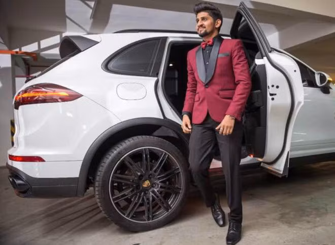 Đáng chú ý hơn nữa là bữa tiệc còn có sự tham gia của hàng chục ca sĩ, vũ công và nhạc công với các màn trình diễn cực sexy.