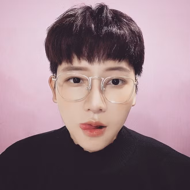 Tuy nhiên, cũng chính vì vẻ đẹp của mình, mà Sun Chu Min gặp không ít vấn đề, nhiều dân mạng vì quá cuồng cô bạn này mà đã lập tài khoản ảo để mạo danh nhằm ăn theo độ hot của 9X Sài Gòn này.