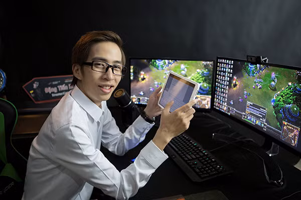 Vì vậy không có gì lạ khi ViruSs nhận được rất nhiều tình cảm từ cộng đồng game thủ Việt Nam, kênh Youtube của anh cũng có gần 2.000.000 sub.