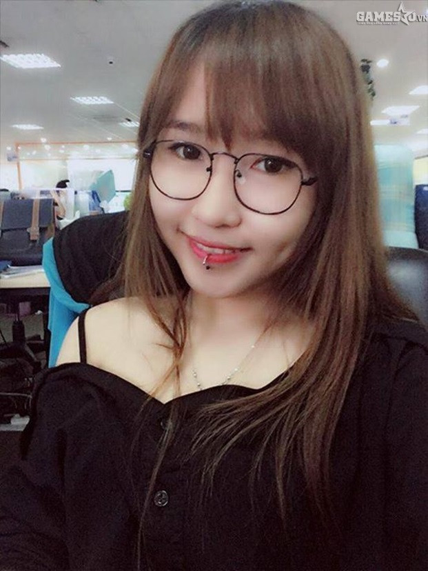 Sau đó để kết thúc 1 năm vô cùng thành công của mình, Uyên Pu chia sẻ cho mọi người về chiếc xế hộp đắt tiền mới mua, fanpage Facebook chính chủ có dấu tích xanh, và cô cũng khoe luôn người yêu mới và cuộc sống hạnh phúc của mình hiện tại.