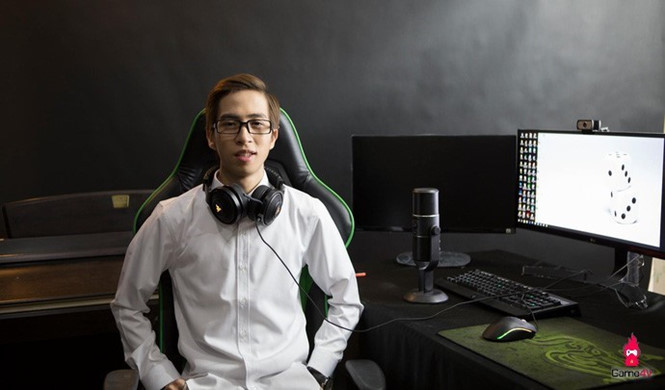 Không chỉ stream, anh chàng đa tài này còn kiêm luôn cả nhạc sĩ với ca khúc đầu tay - "Thằng Điên" được rất nhiều người mến mộ. Anh chàng còn vừa được Facebook chọn làm đại sứ Facebook Gaming tại Việt Nam.