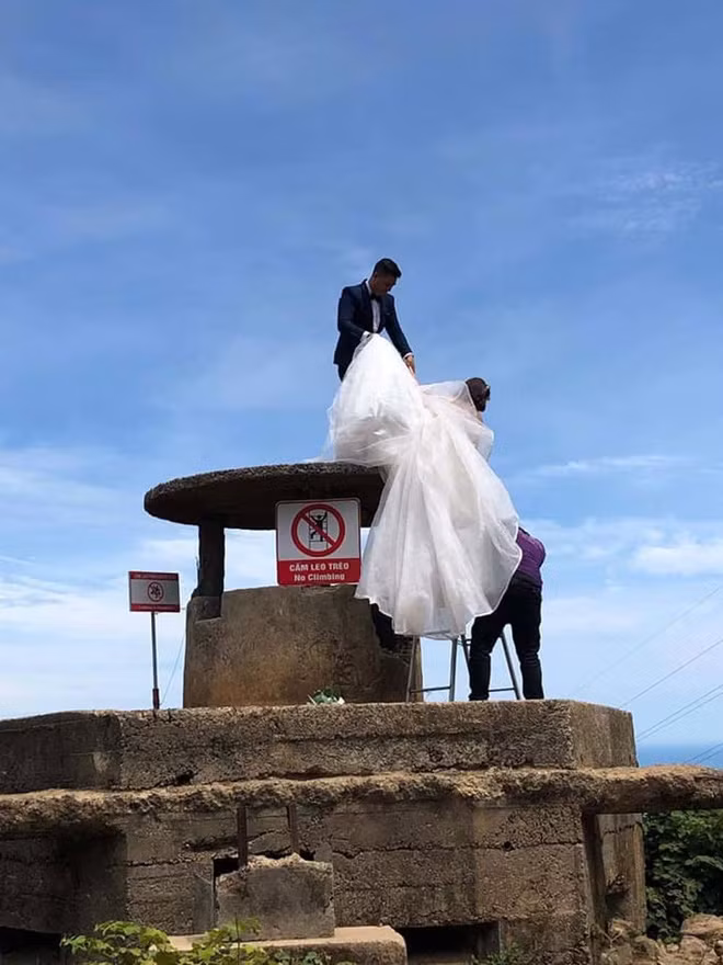 Cap doi co tinh treo len Hai Van quan chup anh cuoi bat chap bien cam