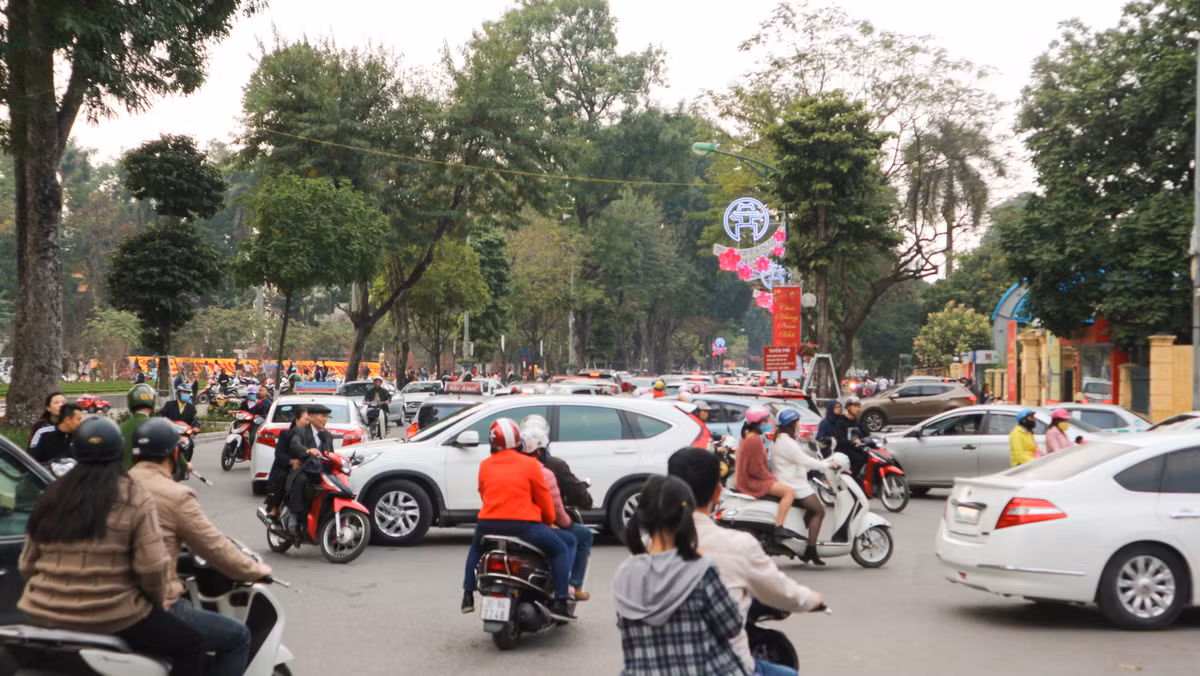 Chiều ngày 16/2 tức mồng 1 Tết, các tuyến đường chính hướng vào trung tâm Hà Nội đã trở nên đông đúc. Nhiều nút giao thông nơi các đền thờ, di tích lịch sử ùn tắc kéo dài.