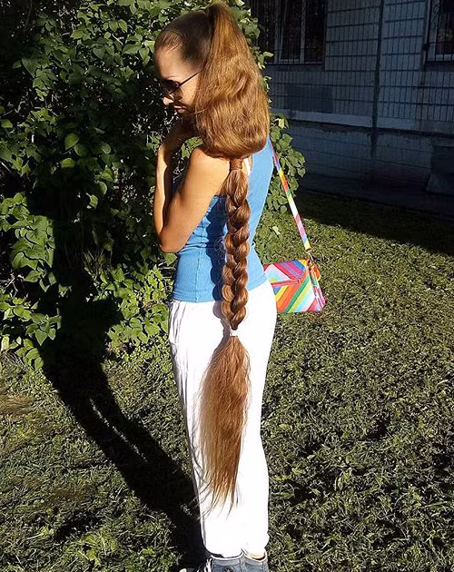 Thiếu nữ người Nga cũng chia sẻ, cô sẽ không đụng đến mái tóc của mình cho đến khi nó dài tới ngón chân.