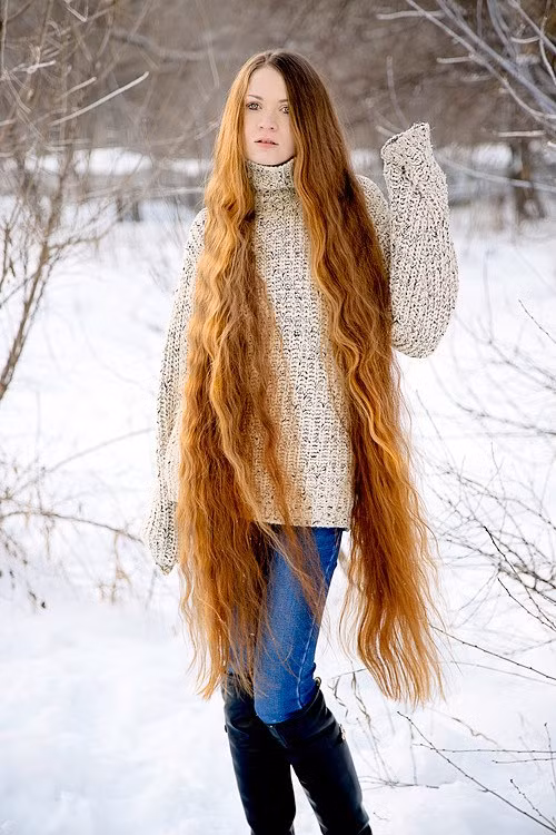 Mái tóc của Daria Gubanova càng ngày càng dài. Cô sẽ không cắt tóc cho đến khi dài tới ngón chân.