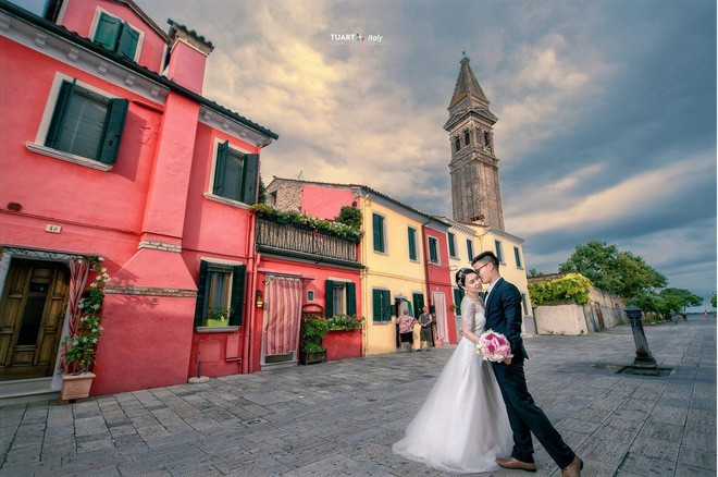 'Mọi người thường đi du lịch khoảng 7-10 ngày nhưng chúng mình toàn đi ít nhất là 2 tuần đến gần một tháng. Chồng mình chụp cho khách xong thì cả 2 tự mày mò đường đi, tìm địa điểm đẹp, căn giờ có ít khách du lịch nhất để đến chụp ảnh. Có lần bọn mình đi từ Paris (Pháp) sang Praha (Cộng hòa Séc) bị trễ máy bay 2 lần liên tiếp, phải mua vé đến lần thứ 3 mới bay được. Vé mua gấp rất đắt. Mất mười mấy triệu trong một buổi sáng, hai đứa nhìn nhau cười ra nước mắt'. Lan Anh hạnh phúc kể.