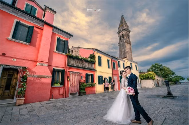 'Mọi người thường đi du lịch khoảng 7-10 ngày nhưng chúng mình toàn đi ít nhất là 2 tuần đến gần một tháng. Chồng mình chụp cho khách xong thì cả 2 tự mày mò đường đi, tìm địa điểm đẹp, căn giờ có ít khách du lịch nhất để đến chụp ảnh. Có lần bọn mình đi từ Paris (Pháp) sang Praha (Cộng hòa Séc) bị trễ máy bay 2 lần liên tiếp, phải mua vé đến lần thứ 3 mới bay được. Vé mua gấp rất đắt. Mất mười mấy triệu trong một buổi sáng, hai đứa nhìn nhau cười ra nước mắt'. Lan Anh hạnh phúc kể.