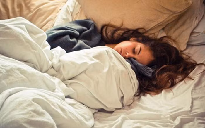 Tâm lý chung của những người này là họ ngủ bù cho những hôm trời mưa rét phải dậy sớm đi học. Nghỉ tết chính là khoảng thời gian lý tưởng nhất để các bạn học sinh, sinh viên bù đắp lại giấc ngủ bị thiếu hụt trầm trọng trong lúc đi học.