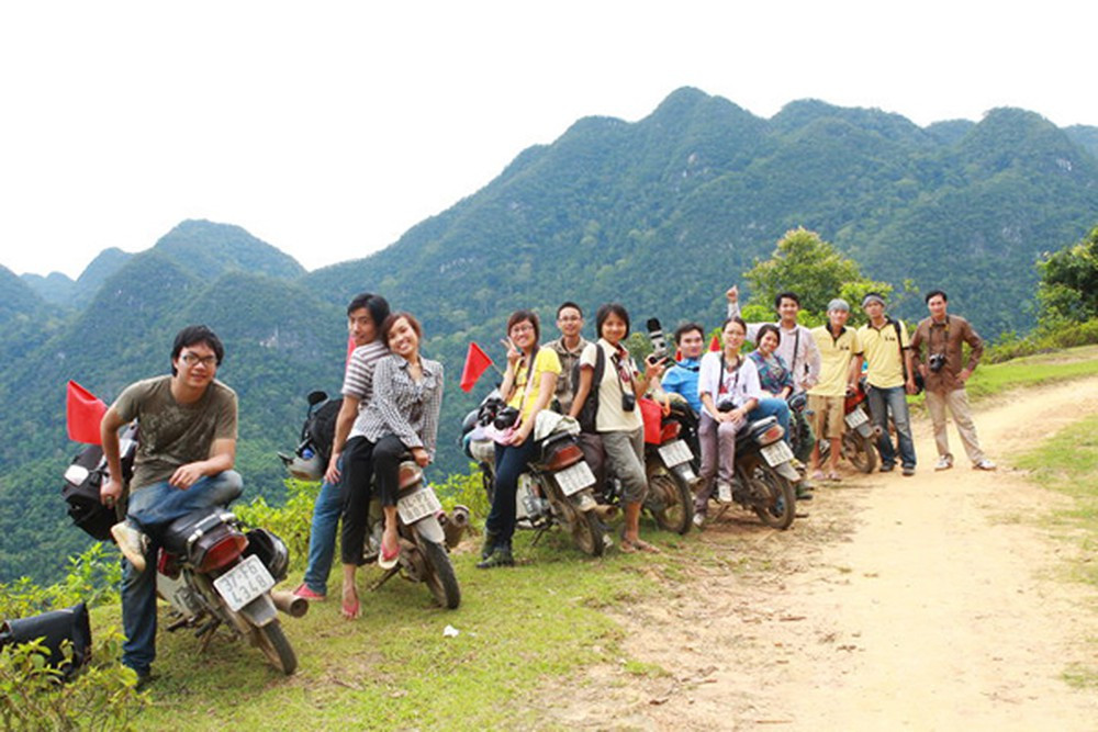  Đi du lịch ngày Tết: Vài năm trở lại đây số lượng học sinh, sinh viên đi du lịch ngày Tết âm lịch ngày càng tăng. Theo quan điểm trên, dịp Tết là thời điểm họ được nghỉ xả hơi sau những ngày học căng thẳng.