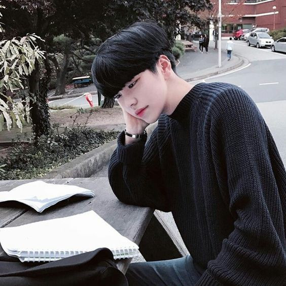 Các bạn trẻ, dành phần lớn thời gian để làm bài tập Tết một cách cẩn thận, đọc sách hay bồi dưỡng thêm vốn ngoại ngữ cho bản thân.