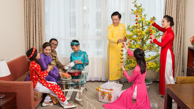 Trong giờ phút chuyển giao giữa năm cũ và năm mới, trong sắc hồng của hoa đào hoặc sắc vàng của hoa mai cả gia đình quây quần bên nhau và dành cho nhau những lời chúc tốt đẹp nhất. Chúc Tết ông bà, họ hàng gửi những lời chúc sức khỏe, phát tài phát lộc, gặp nhiều may mắn cũng là một hoạt động trong kiểu đón Tết này.