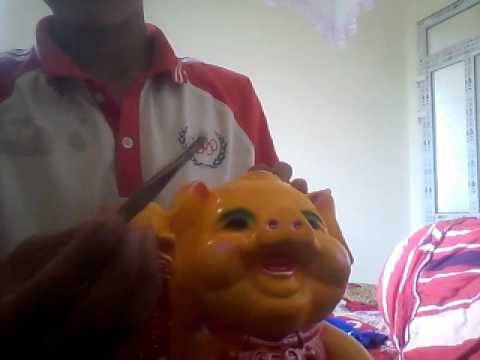 Còn nickname Yến Phạm cũng bình luận rằng: "Đúng là tuổi thơ dữ dội. Mình nuôi heo đến năm học cấp 3 đó các bạn nhưng mà càng lớn nuôi heo càng khó, bị bao nhiêu cám dỗ nên cứ về moi ruột heo đều đều". Ảnh sử dụng trong bài: Sưu tầm Facebook.