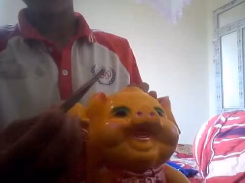 Còn nickname Yến Phạm cũng bình luận rằng: "Đúng là tuổi thơ dữ dội. Mình nuôi heo đến năm học cấp 3 đó các bạn nhưng mà càng lớn nuôi heo càng khó, bị bao nhiêu cám dỗ nên cứ về moi ruột heo đều đều". Ảnh sử dụng trong bài: Sưu tầm Facebook.