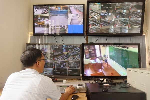 Đến việc bạn nào đang sử dụng điện thoại, bạn nào ra khỏi chỗ, bạn nào nói chuyện riêng cô giáo cũng nhắc nhở liên tục.