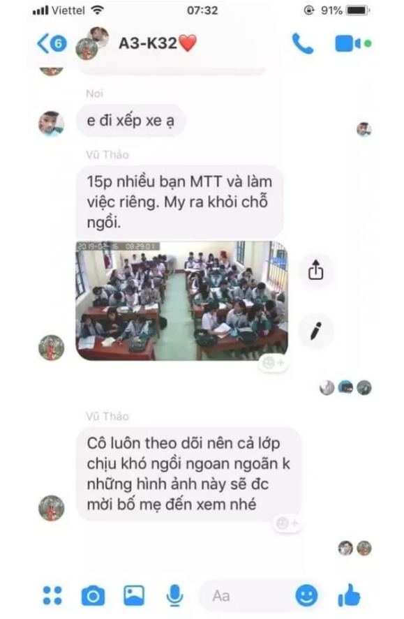 Điều đáng chú ý ở đây là cô giáo chủ nhiệm này điểm danh qua camera, nhắc những bạn đi trễ và ghi nhận lỗi vi phạm nội quy của học trò từng phút từng giây.