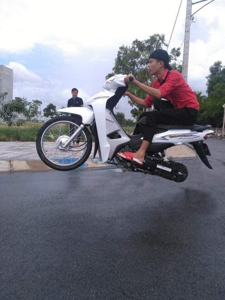 Bên cạnh chia sẻ dòng trạng thái, bạn trẻ trên đăng tải bức ảnh mình ngồi trên 1 chiếc xe gắn máy phía dưới có kê một cục đá và phần đầu được bênh cao lên.