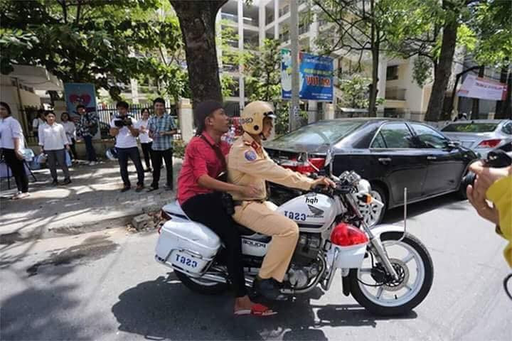 Ngay sau lời thỉnh cầu của nam thanh niên trên, các dân mạng đã bắt tay vào việc giúp đỡ chỉnh sửa ảnh và ngay sau đó đã có thành phẩm để trả hàng.