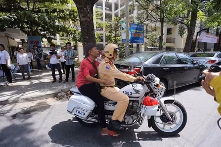 Ngay sau lời thỉnh cầu của nam thanh niên trên, các dân mạng đã bắt tay vào việc giúp đỡ chỉnh sửa ảnh và ngay sau đó đã có thành phẩm để trả hàng.