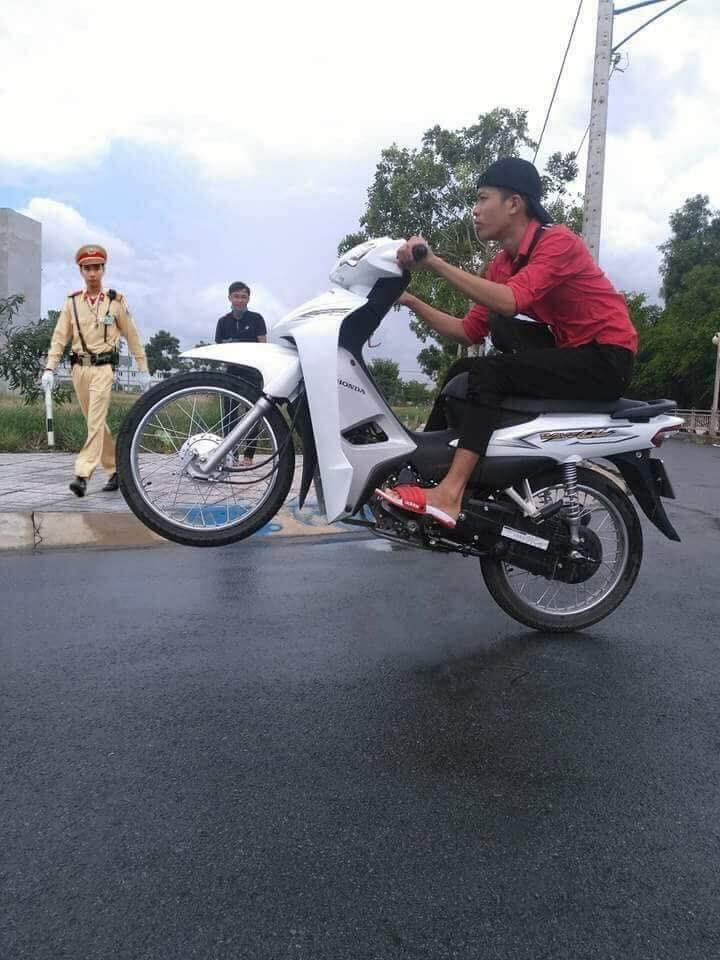 Khi bạn muốn trở thành "dân tổ" nhưng lại có lực lượng CSGT làm việc.