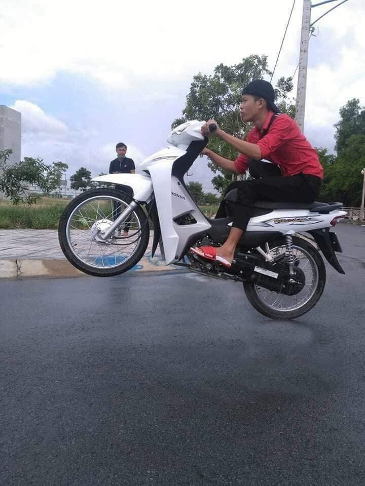 Mới đây trên MXH, một bạn nam đã nhờ dân mạng sửa ảnh để có màn "bốc đầu" để sống ảo trên Facebook. Cụ thể, thanh niên này đã để lại dòng trạng thái: "Bác nào xóa giúp em tảng đá được không ạ. Đùng troll em".