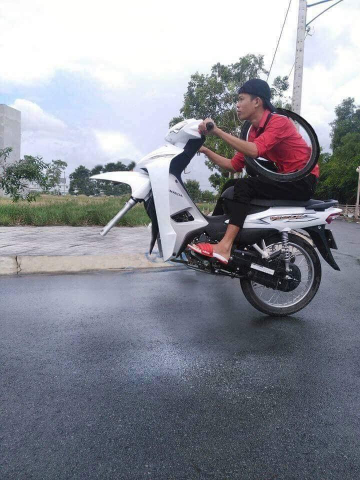 Khi bạn muốn bốc đầu nhưng lốp trước của xe lại ở trên vai.
