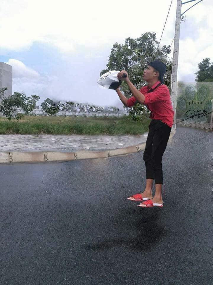 "Bốc đầu chứ gì? đơn giản mà cầm cái đầu xe máy lên thật cao là được".