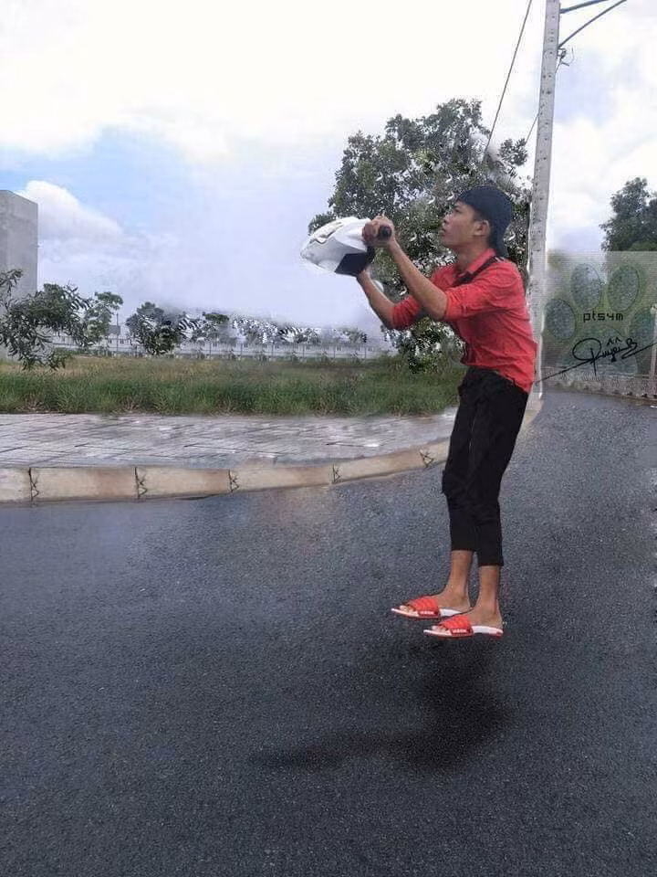 "Bốc đầu chứ gì? đơn giản mà cầm cái đầu xe máy lên thật cao là được".