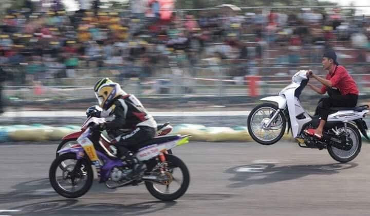 Tử tế hơn, CĐM đã giúp thanh niên trên vào được trường đua và bốc đầu cùng với các tay đua chuyên nghiệp.