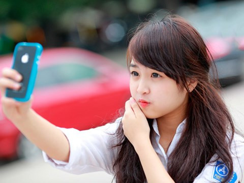 Việc chụp ảnh tự sướng trong giới chị em là điều không thể thiếu, họ cho rằng chụp lại là để lưu giữ sắc xuân mà mình không thể nào giữ nổi ở tương lai.