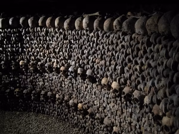 Hệ thống nghĩa địa ngầm này trải dài 321km dưới lòng Thủ đô Paris. Cảnh tượng đáng sợ ở đây đủ để khiến những người can đảm nhất cũng phải run sợ khi mà nhiều hộp sọ xếp dọc theo tường. Chính vì vậy, hầm mộ dưới lòng đất thành phố Paris còn được gọi với cái tên “ Đế chế của Thần Chết”.