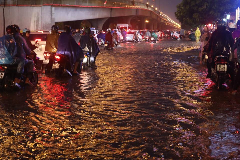 Nickname Tran Tuan Anh chia sẻ: "mình rời cơ quan từ 5h30 chiều mà mãi đến 8h tối mới lóp ngóp bò về tới nhà và quần áo thì ướt sũng dù đã cố nán lại để trú mưa".