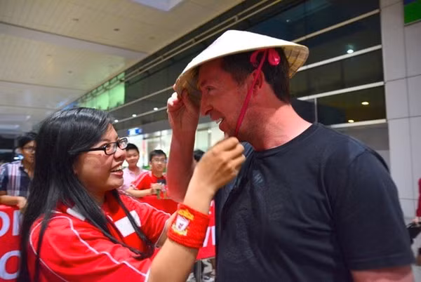 Cuối năm 2014, cựu đội trưởng CLB Liverpool là Robbie Fowler có chuyến thăm tới Việt Nam. Khi bước xuống sân bay Tân Sơn Nhất, Fowler được các fan hâm mộ Liverpool tại Việt Nam tặng nón lá và anh rất hào hứng với món quà đặc sản Việt Nam này.