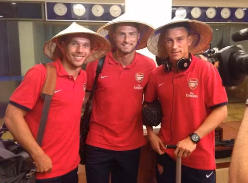 Năm 2013, một đội bóng khác của Premier League là Arsenal cũng được các fan Việt Nam dành tặng món quà là những chiếc nón lá.