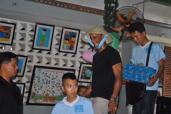 Đội trưởng của Man City khá hào hứng với chiếc nón lá được tặng và anh liên tục dùng nó mỗi khi xuất hiện trước báo giới trong những ngày ở Việt Nam.