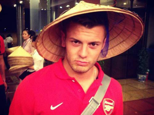 Tiền vệ Jack Wilshere của CLB Arsenal khoe mặt ngầu với chiếc nón lá.