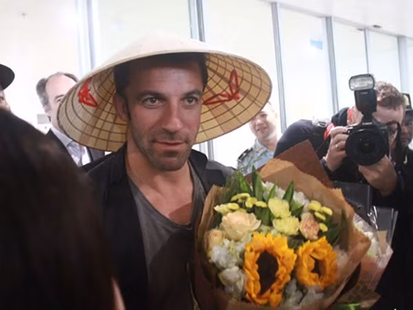 Trong chuyến sang Việt Nam để quảng cáo cho dòng xe Piaggio, cựu thủ quân của ĐT Italy cũng như CLB Juventus đã được tặng nón lá ngay khi đặt chân xuống sân bay Nội Bài.