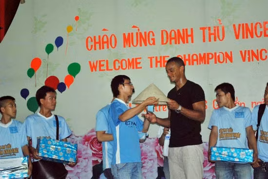 Trước chuyến du đấu của CLB Man City thì vào đầu năm 2015, đội trưởng của CLB này là Vicent Kompany cũng đã có chuyến thăm tới Việt Nam và anh cũng đã được tặng nón lá.