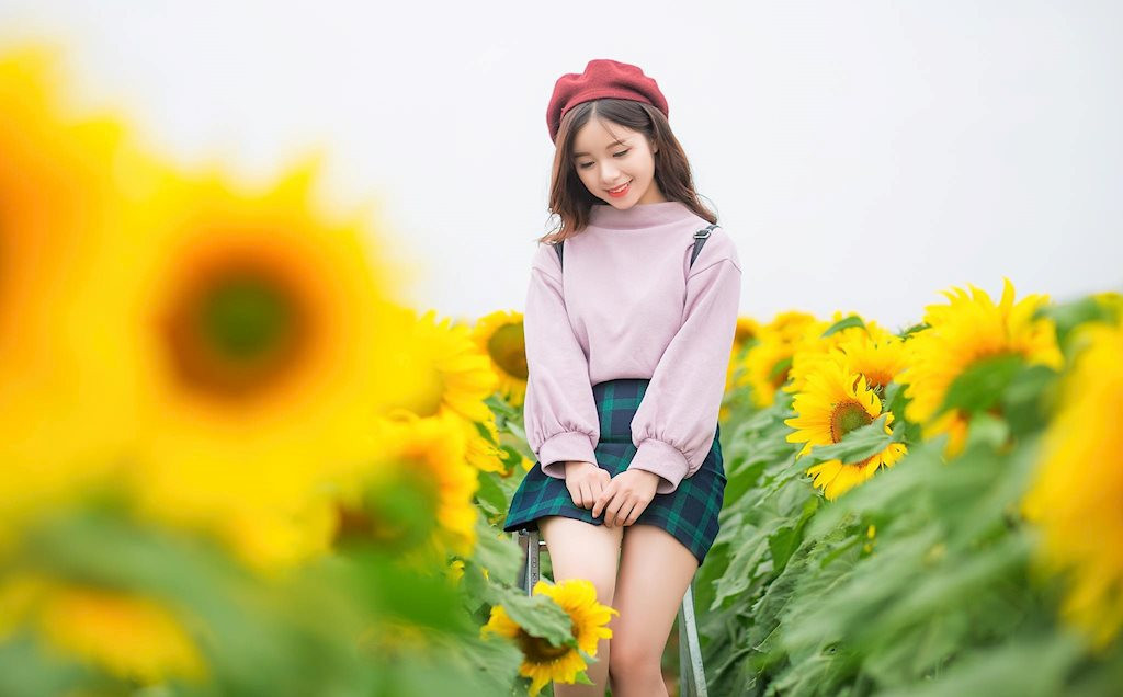 Có năng khiếu vẽ và thích những công việc liên quan đến thời trang nên gu ăn mặc của Hằng Nga khá ấn tượng và những hình ảnh của cô bạn này được linh hoạt thay đổi, từ dịu dàng trong tà áo dài truyền thống tới khỏe khoắn nhưng không kém phần quyến rũ trong trang phục hiện đại.