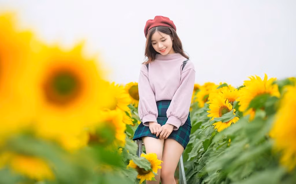 Có năng khiếu vẽ và thích những công việc liên quan đến thời trang nên gu ăn mặc của Hằng Nga khá ấn tượng và những hình ảnh của cô bạn này được linh hoạt thay đổi, từ dịu dàng trong tà áo dài truyền thống tới khỏe khoắn nhưng không kém phần quyến rũ trong trang phục hiện đại.