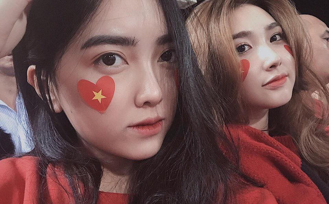 Sau đó Thanh Mèo cũng đăng ảnh đi chơi thân thiết cùng quản lý các cầu thủ và Mai Hà Trang - bạn gái tin đồn của Hà Đức Chinh.