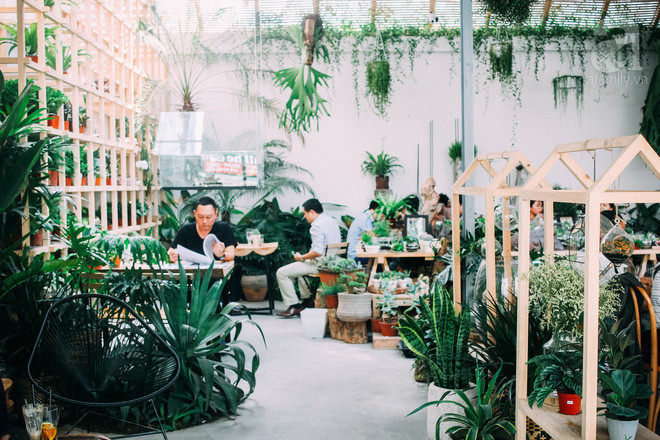 Quán chỉ có 1 tầng nhưng bù không gian bên trong, bên ngoài đều rộng rãi, nhiều chỗ ngồi, tuy nhiên cũng có người cho rằng, view quán từ trong nhìn ra ngoài không có gì ấn tượng.