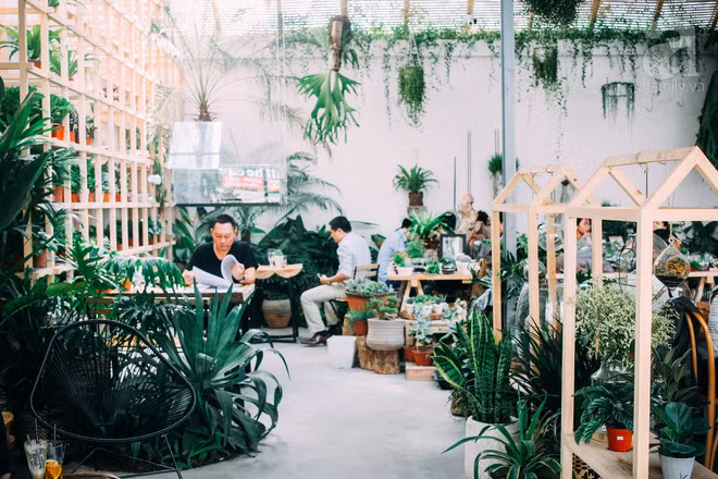 Quán chỉ có 1 tầng nhưng bù không gian bên trong, bên ngoài đều rộng rãi, nhiều chỗ ngồi, tuy nhiên cũng có người cho rằng, view quán từ trong nhìn ra ngoài không có gì ấn tượng.