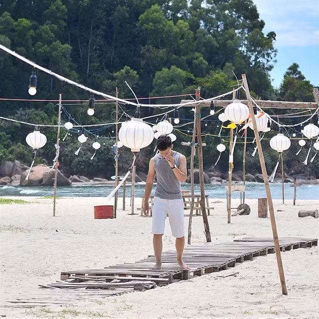 Với những nhóm bạn đang tìm một nơi lí tưởng để "xõa" thì Cảnh Dương Beach Camp chắc chắn sẽ là chốn thiên đường lí tưởng. Bởi ngoài tắm biển, nghỉ ngơi, ngắm cảnh thì nơi đây còn có những hoạt động như đêm nhạc sống, đốt lửa trại, quẩy nhạc DJ cực chất để các bạn được xả stress. Ảnh: Kangkin.