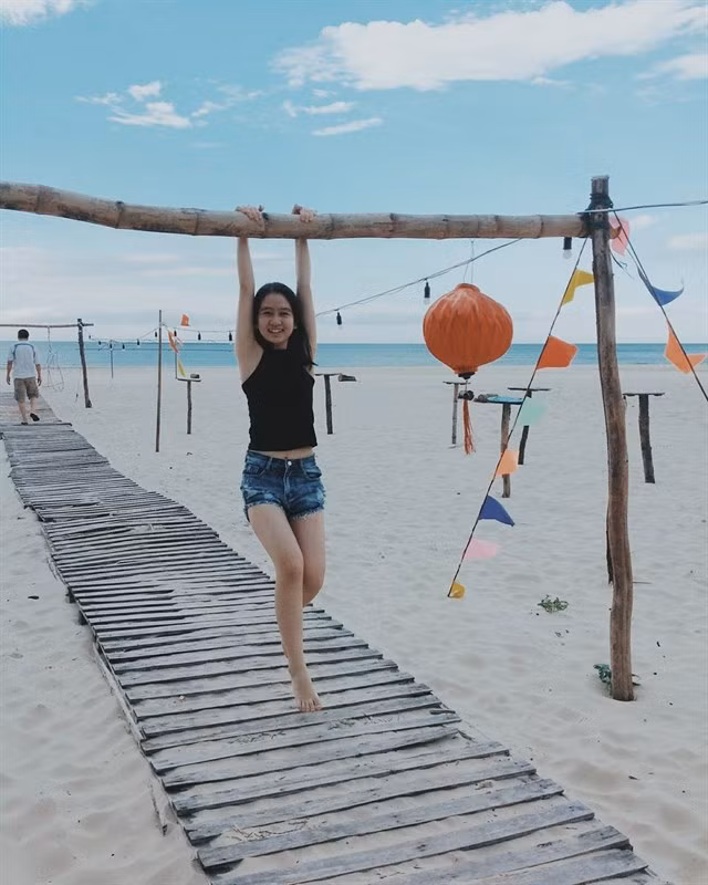 Hơn thế nữa, bãi biển ở Cảnh Dương Beach Camp còn hoang sơ nên rất sạch sẽ, không gian thoáng đãng với bên trái là những dãy núi hùng vĩ, đằng xa là cảng Chân Mây. Ảnh: Sunny.