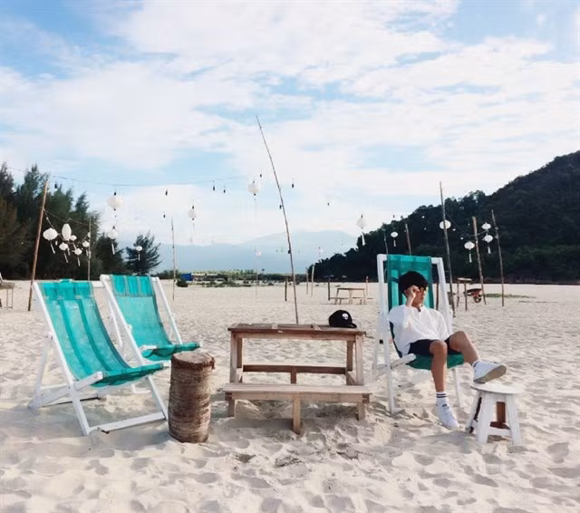 Nằm cách khá xa trung tâm thành phố Huế, nên Cảnh Dương Beach Camp giúp bạn thoát ra khỏi sự ồn ã, náo nhiệt của phố phường để tận hưởng những giây phút nghỉ ngơi, vui chơi thoải mái. Ảnh: Heartlonely.
