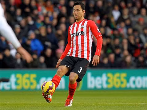 Cầu thủ tiếp theo đứng trong hàng ngũ đội hình tiêu biểu châu Á 2015/20116 đó là Maya Yoshida. Hậu vệ sinh năm 1988 này hiện đang thi đấu cho CLB Southampton. Mùa giải năm nay anh đã có 19 lần được trọng dụng và đóng góp 1 pha lập công.