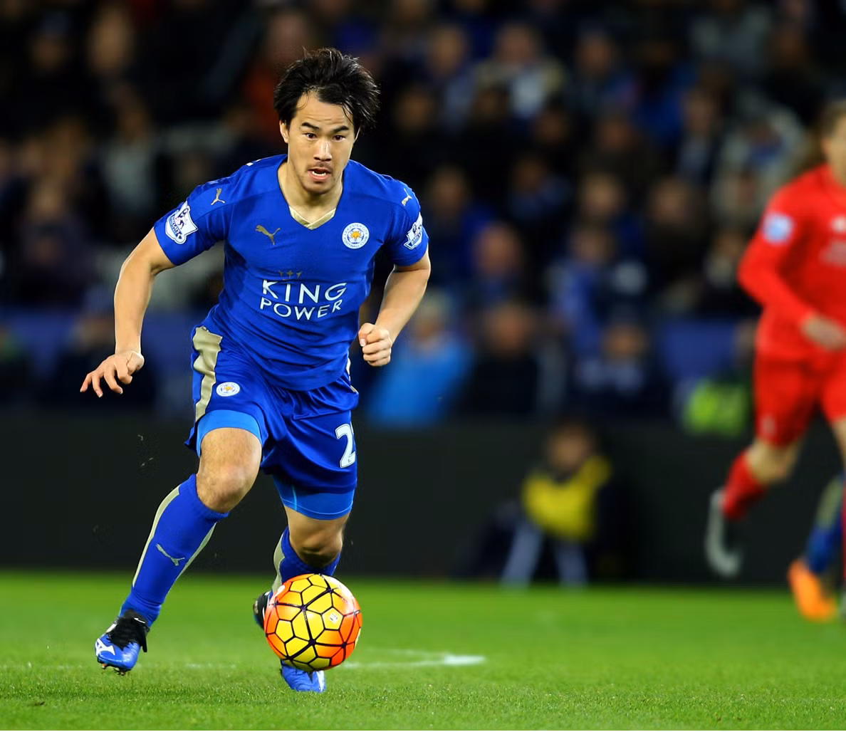Shinji Okazaki được đánh giá là cầu thủ xuất sắc nhất châu Á ở thời điểm hiện tại. Cầu thủ người Nhật chính là nhân vật quan trọng giúp Leicester City đăng quang Ngoại hạng Anh 2015/16.
