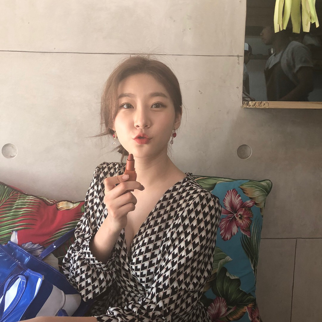 Trước đó, vóc dáng nuột nà khó tin của Kim Sae Ron tại MAMA 2017 từng khiến báo chí tốn không ít giấy mực.