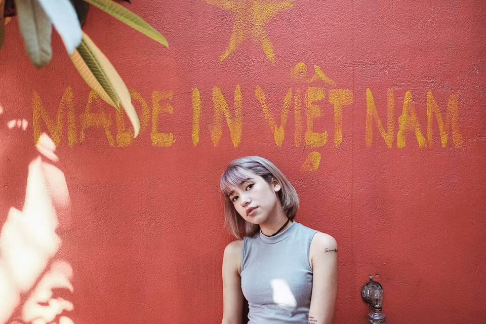 Chia sẻ về mối quan hệ giữa mình và Salim, Klaudia Nguyễn nói rằng khi còn du học tại Malaysia cứ mỗi lần có dịp về Việt Nam cô và cô bạn thân "trí cốt" lại tìm cách gặp nhau và thường xuyên giữ liên lạc với nhau khi có thể.